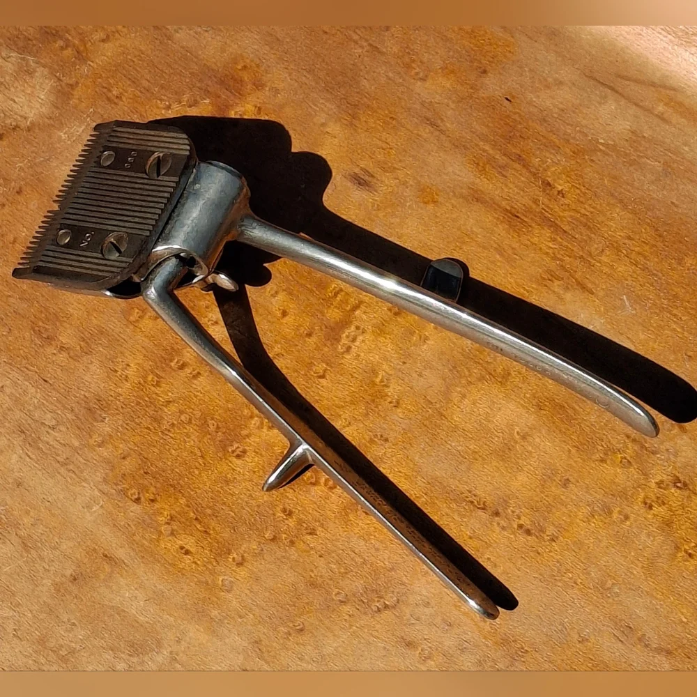Vintage 1940's John Oster Model 110 Manual Hair Clippers